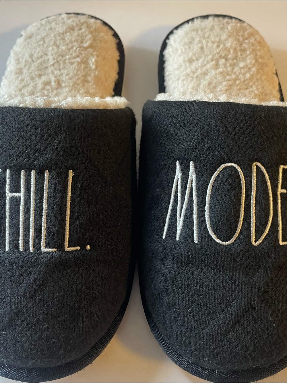 Rae Dunn "CHILL MODE" Black Quilted Sherpa Lined Slide Slippers - Women's Size S - Picture 2 of 8
